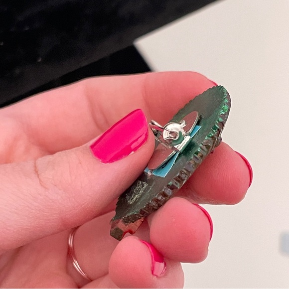 Vintage Plastic Christmas Winter Holiday Festive CottageCore Wreath Pin / Brooch - Picture 6 of 8